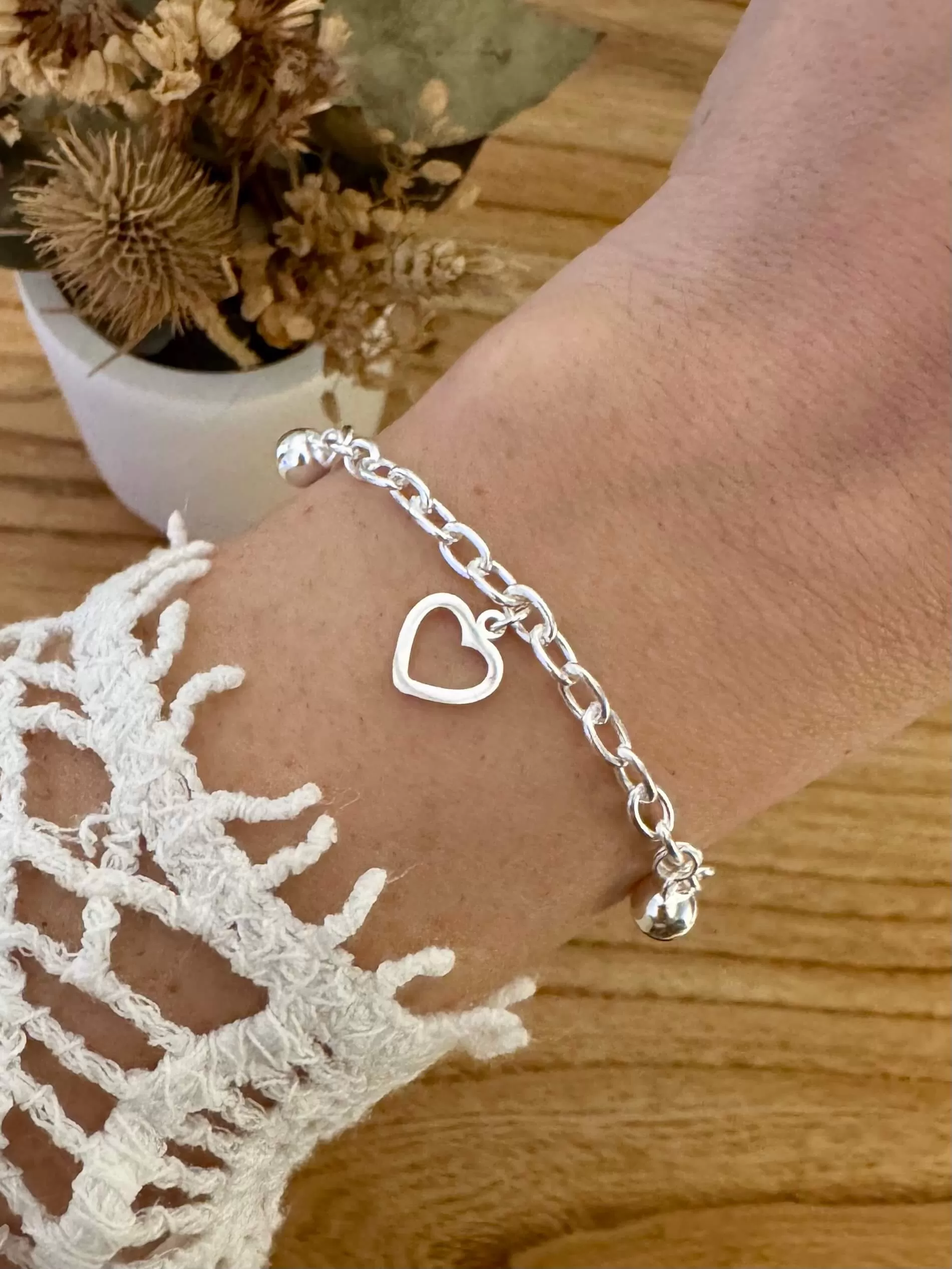 Pulsera corazones colgantes
