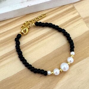 Pulsera negra con perlas
