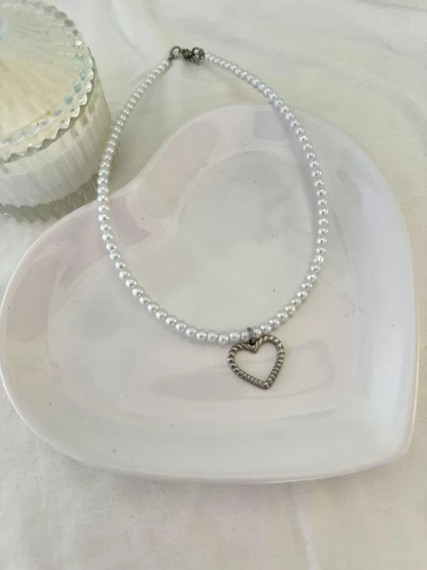 Collar perlitas y corazón colgante