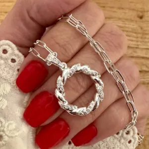 Collar torzado